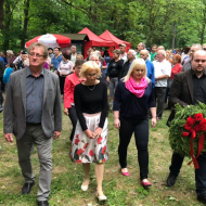 Zleva Ivo Pojezný, Kateřina Konečná, Lenka Ingrová a Filip Zachariaš cestou k položení květin u pomníku partyzána J. Jírovského.